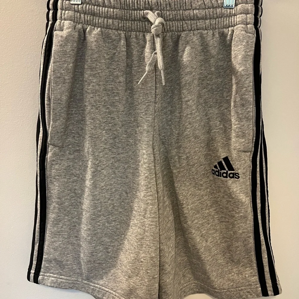 Adidas MEN ESSENTIALS FLEECE 3-STRIPE ATHLETIC SHORTS